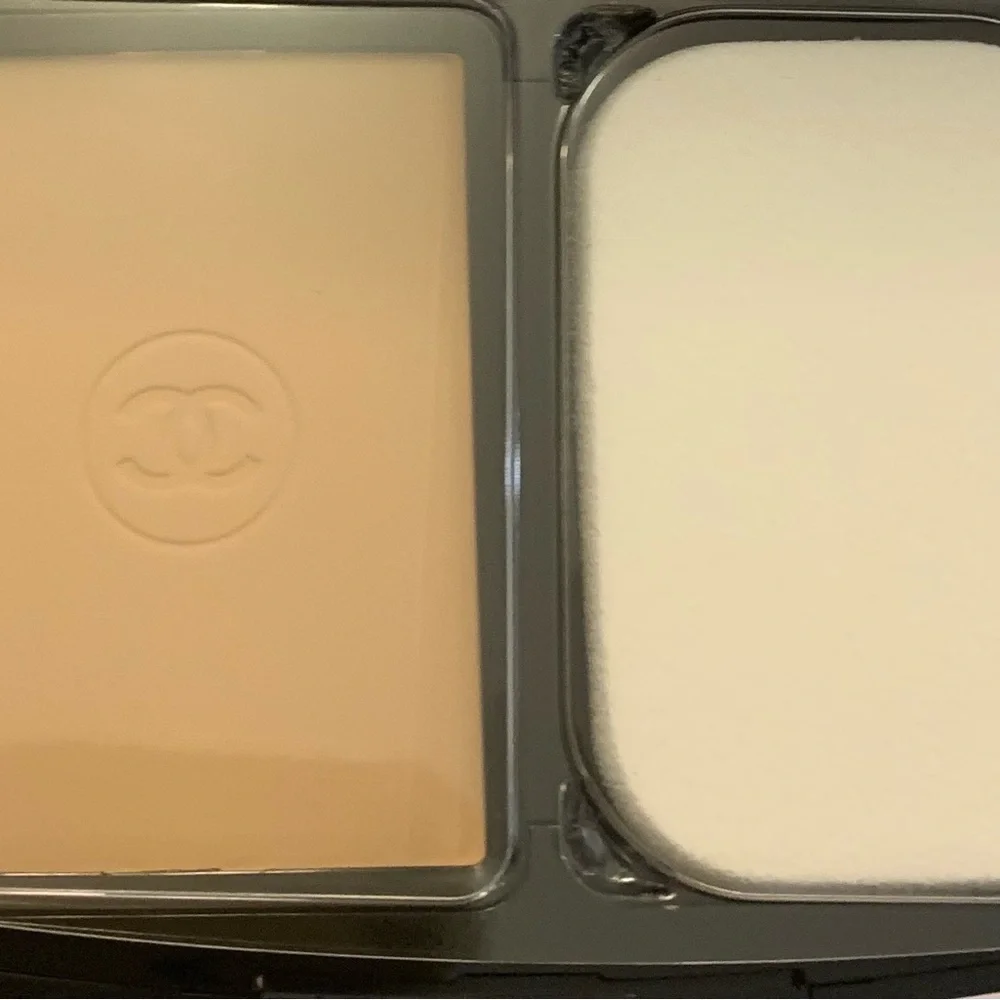 CHANEL Ultra Le Teint Compact Foundation B20 - Black & Gold Packaging